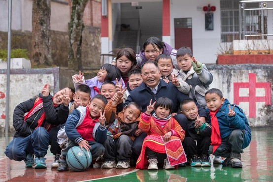 [양회·민족 한마당] 모두가 외면한 뤄쑹디 홀로 지켜온 교사…40년 후 中 전인대 대표로